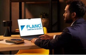 homem acessando site da corretora de seguros Flanci